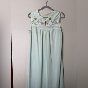 Vintage JCPenny embroidered nightgown and robe set | sz M